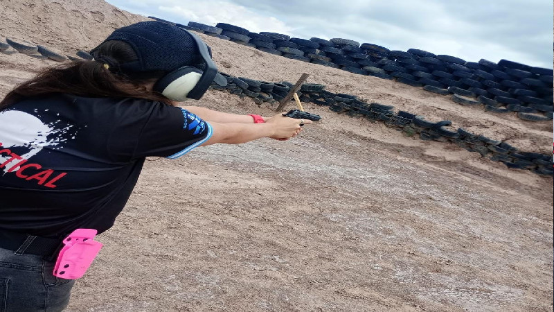 Tiradora Femenina Practicando Tiro Defensivo